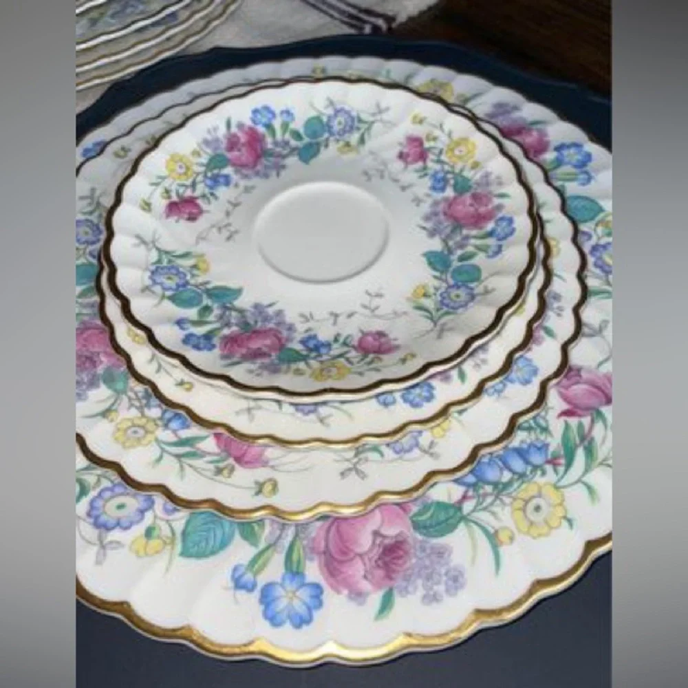 Vintage SYRACUSE China “ LILAC ROSE” scalp, porcelain 5 piece dinner and tea set